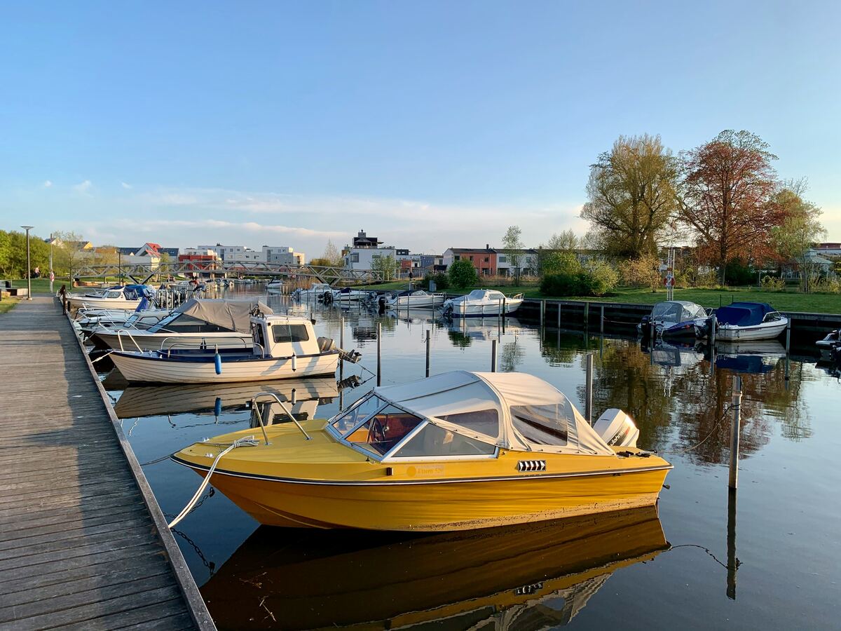 Motorboot am Steg