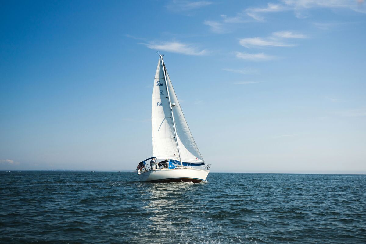 Segelboot auf dem Wasser